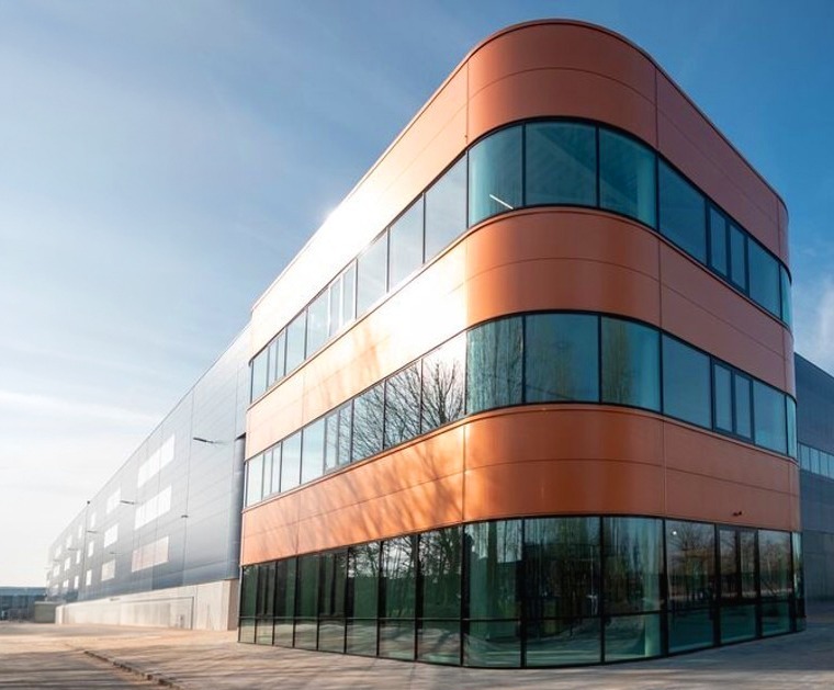 Aufbauend auf den etablierten Hauptgeschäftsfeldern Wholesale und Retail wird im Jahr 2025 gezielt die Business Diversifikation vorangetrieben. Durch die Erweiterung des Dienstleistungsspektrums für die Pharmaindustrie, unter anderem mit der Eröffnung eines Clinical Trials Hubs in den Niederlanden, stärkt das Unternehmen seine Position entlang der gesamten Wertschöpfungskette. Aufbauend auf den etablierten Hauptgeschäftsfeldern Wholesale und Retail wird im Jahr 2025 gezielt die Business Diversifikation vorangetrieben. Durch die Erweiterung des Dienstleistungsspektrums für die Pharmaindustrie, unter anderem mit der Eröffnung eines Clinical Trials Hubs in den Niederlanden, stärkt das Unternehmen seine Position entlang der gesamten Wertschöpfungskette.